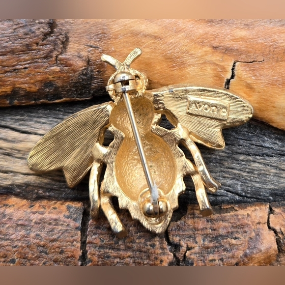 Avon Gold Tone Bee Brooch 1975 Vintage in Very Good Condition Measures 1" X 1¼" - Picture 2 of 4